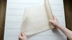 Waarom bakpapier in de badkamer gebruiken? Met deze methode kunt u poetsdoeken en schoonmaakmiddelen vergeten.