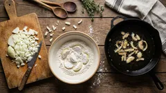 Waarom uien voor het bakken in bloem moeten worden gedoopt: een geheim uit vergeten kookboeken.